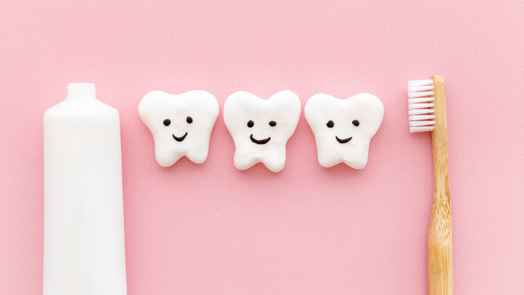 hammasharja, hammastahna, kuvistuskuva hymyilevistä hampaista