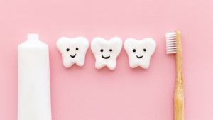 hammasharja, hammastahna, kuvistuskuva hymyilevistä hampaista