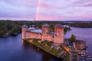 Kuvassa on Olavinlinna.