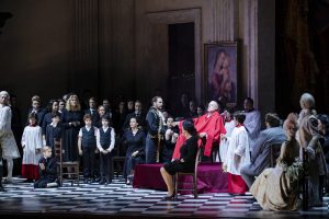 Kuva Tosca-oopperan lavan joukkokohtauksesta.