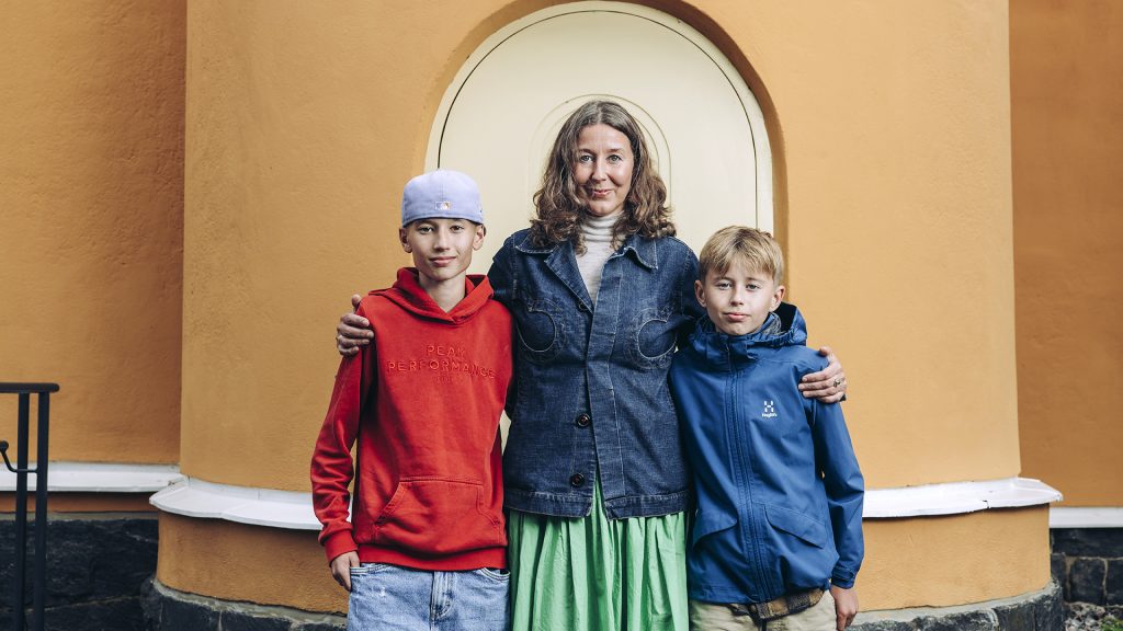 Kuvassa on nainen kahden poikansa kanssa.