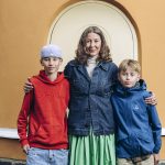 Kuvassa on nainen kahden poikansa kanssa.