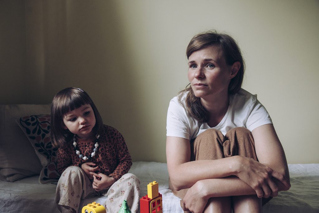 Kuvassa on äiti lapsensa kanssa.