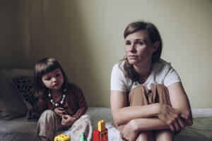 Kuvassa on äiti lapsensa kanssa.